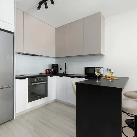 Appartamento Atmospheric In With A Charming Balcony From Renters