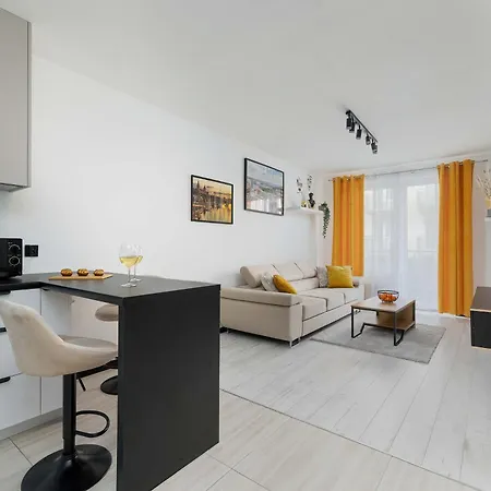 Atmospheric In With A Charming Balcony From Renters שצ'צ'ין